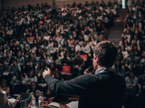 Bingung Mulai Pidato? Cek 10 Contoh Teks Pidato Ini Dulu!