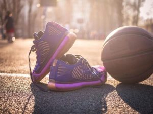 Sepatu basket dan bola basket di jalan