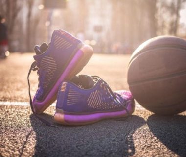 Sepatu basket dan bola basket di jalan